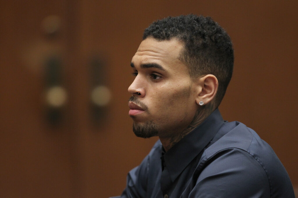 Chris Brown blickt kritisch