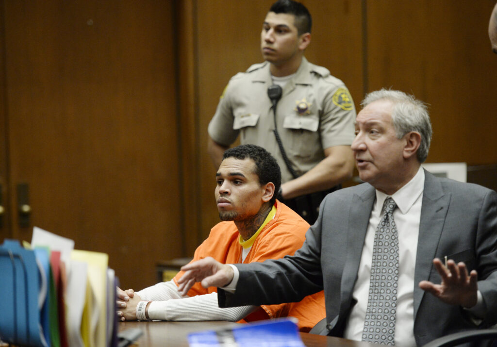 Chris Brown sitzt im Gerichtssaal
