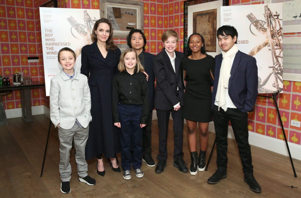 Angelina Jolie mit ihren 6 Kindern