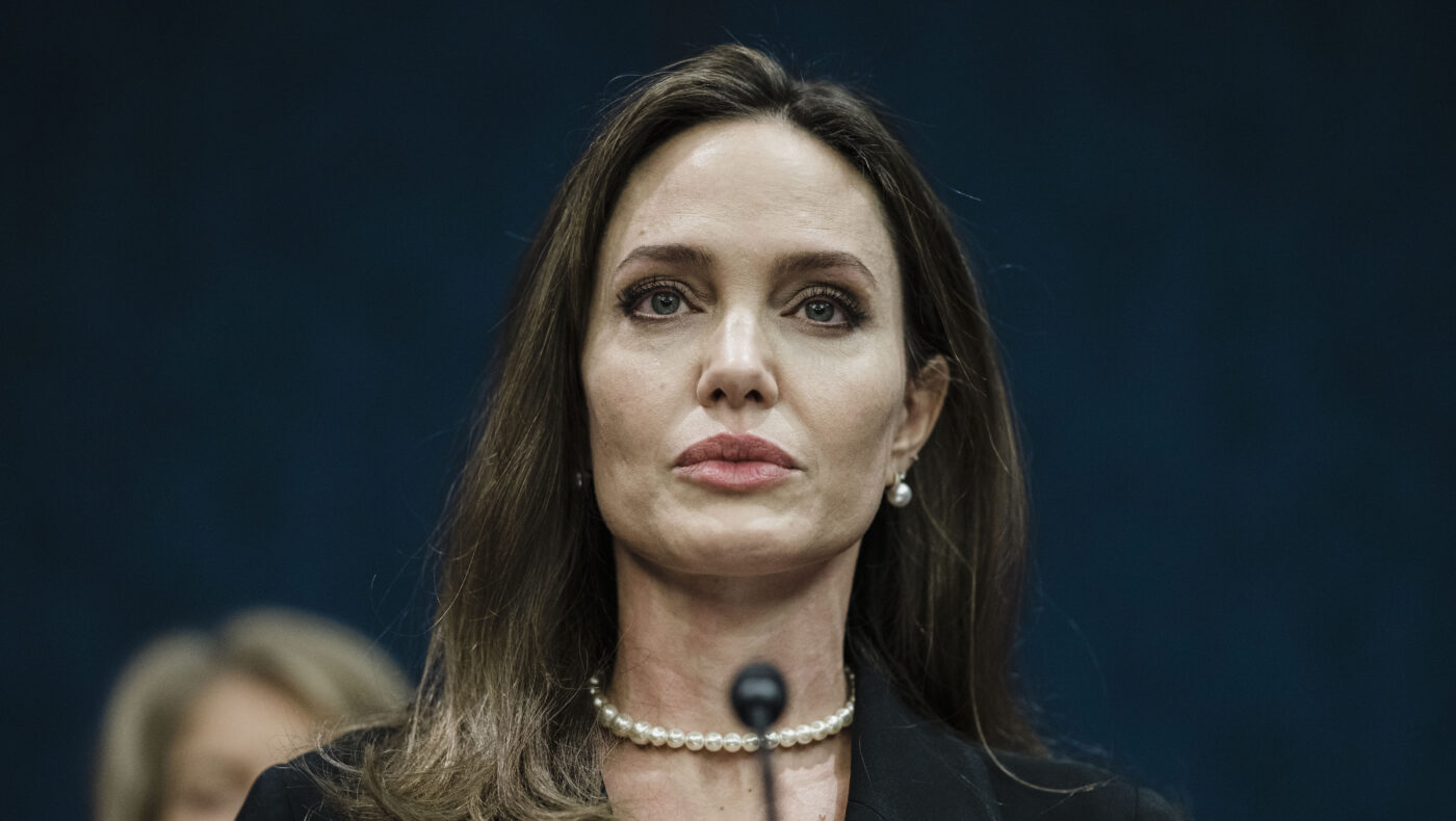 Angelina Jolie vor einem Mikrofon