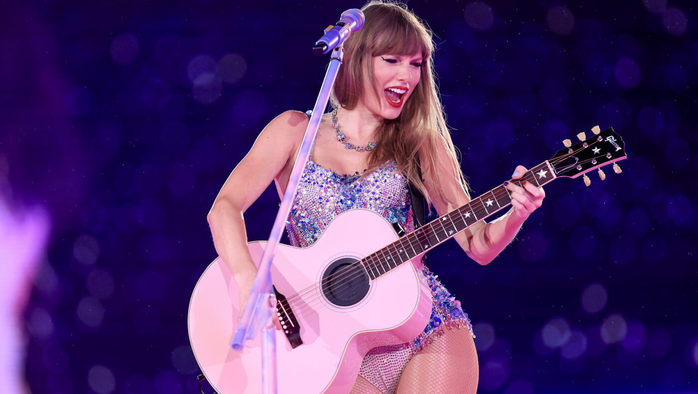 Taylor Swift mit Body und Gitarre