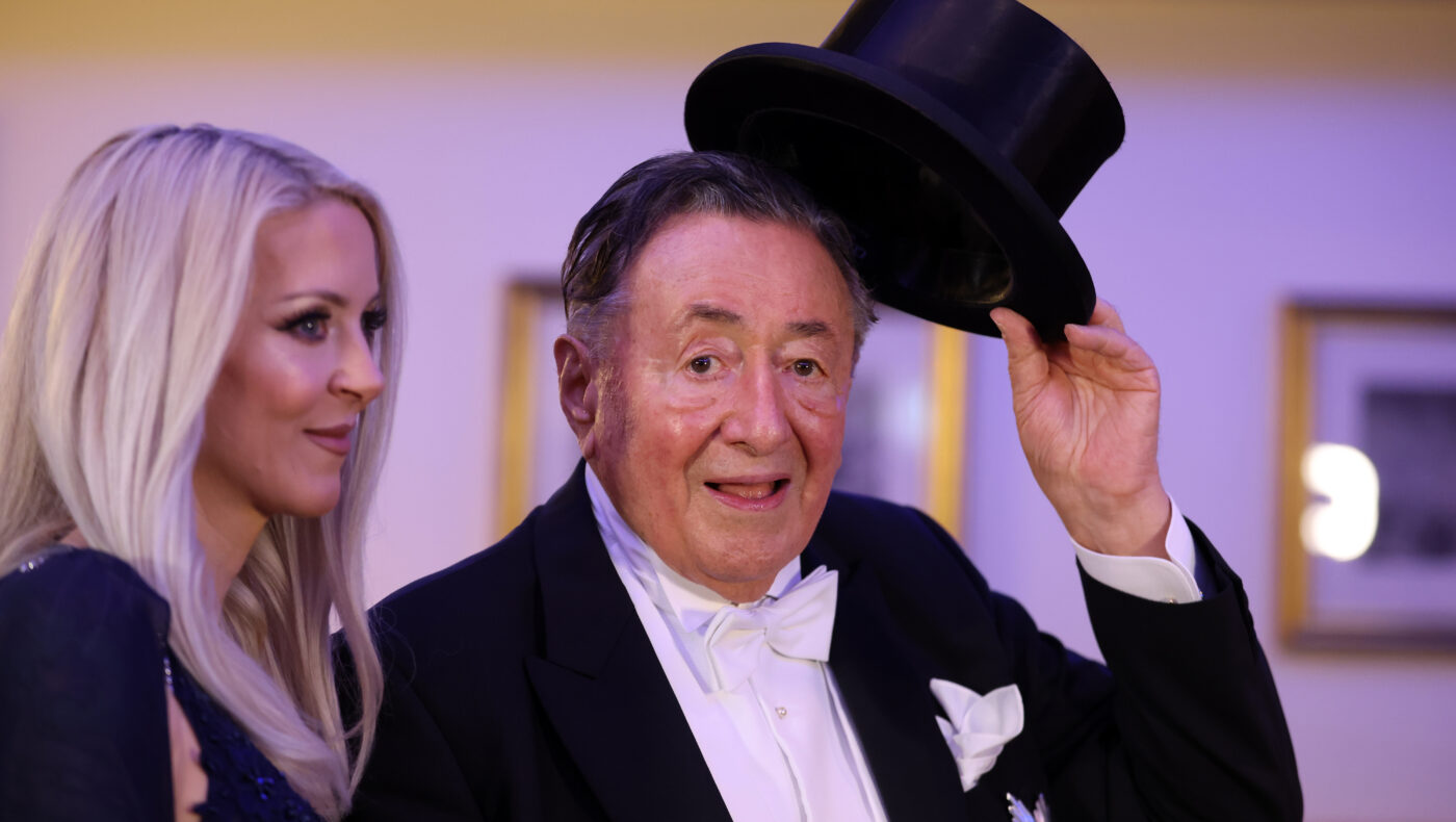 Richard Lugner mit Simone hebt seinen Hut