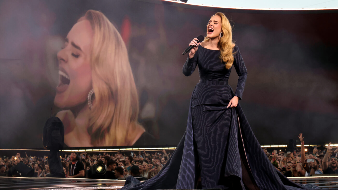 Adele mit langem Kleid auf einer Bühne
