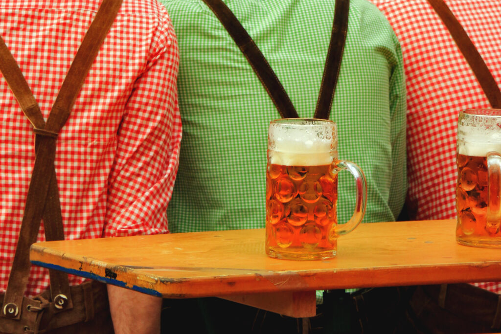Bierkrüge stehen auf einem Holztisch