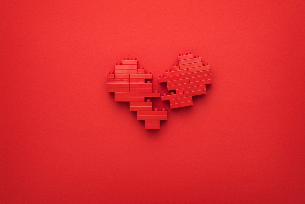 roter Hintergrund mit roten Legoherzen die gebrochen sind