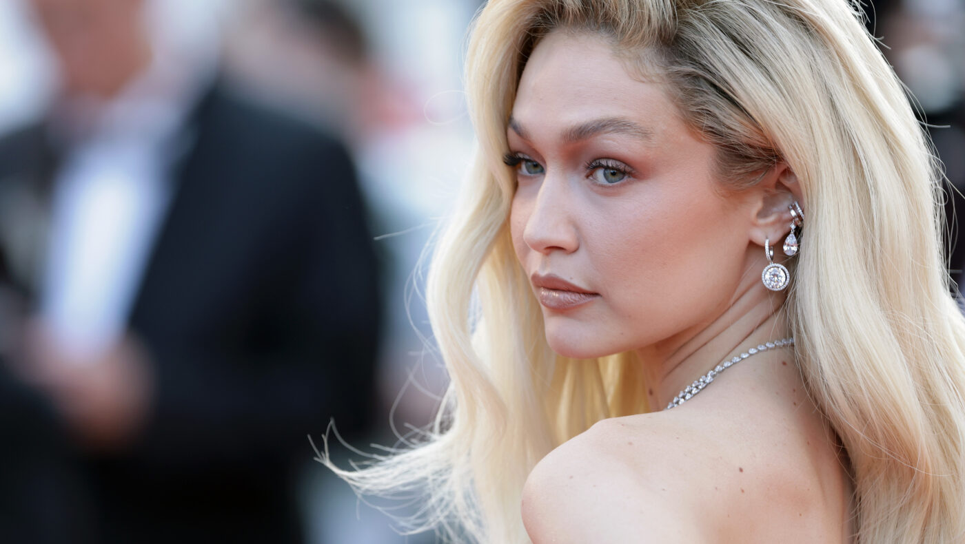 Gigi Hadid mit langen blonden Haaren