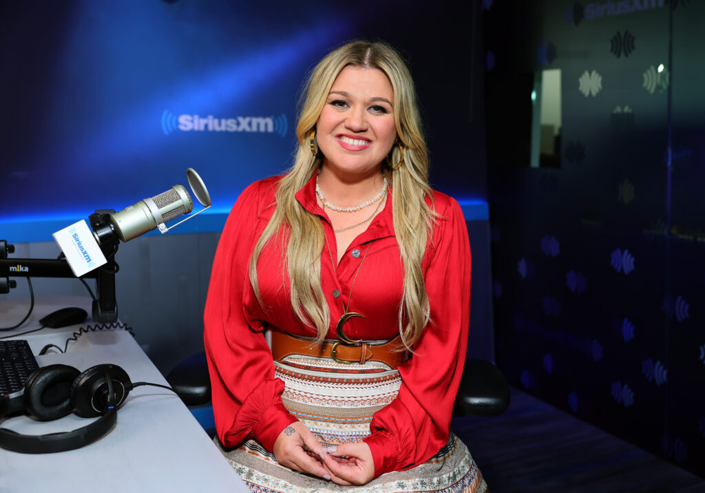 Kelly Clarkson mit roter Bluse in einem Tonstudio