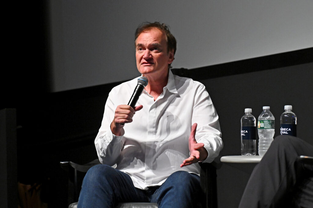 Quentin Tarantino mit Mikrofon in der Hand