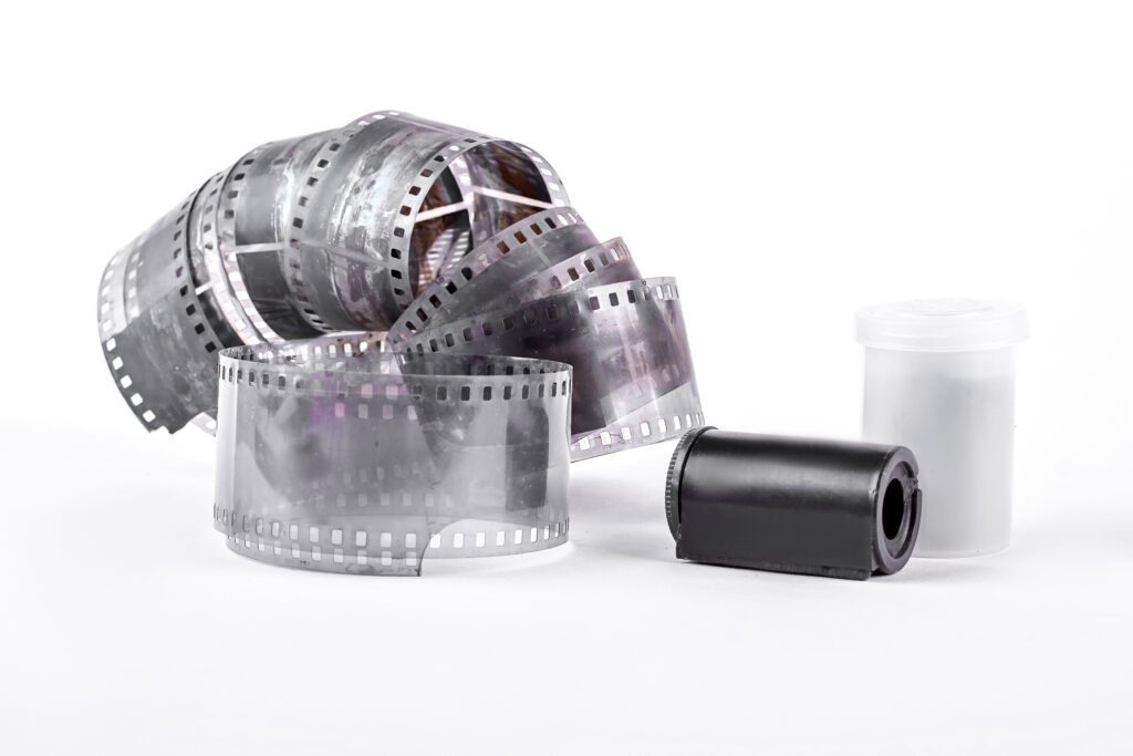alte Filmrolle neben einer hellen Rolle ausgerollt