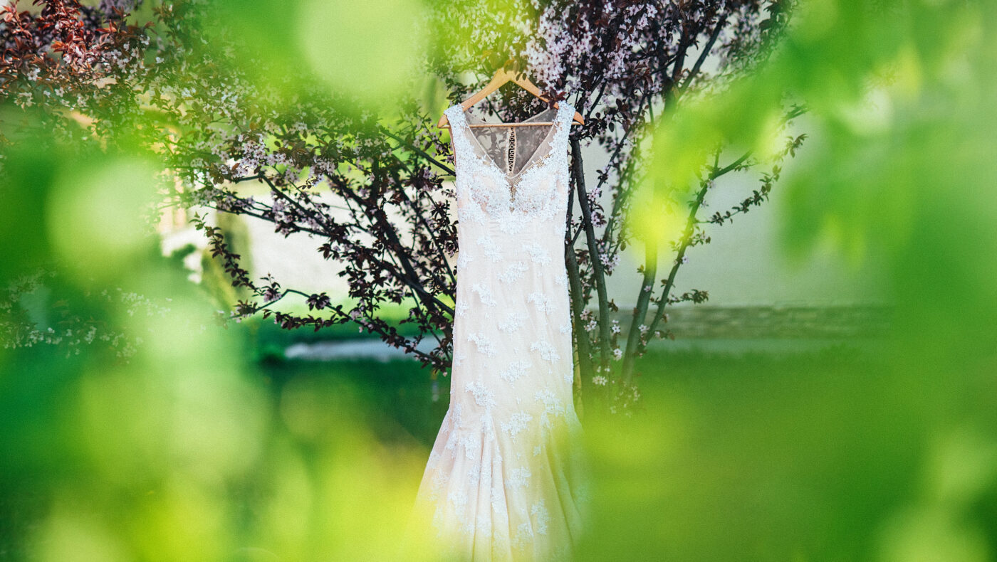 Brautkleid in weiß das auf einem Baum hängt