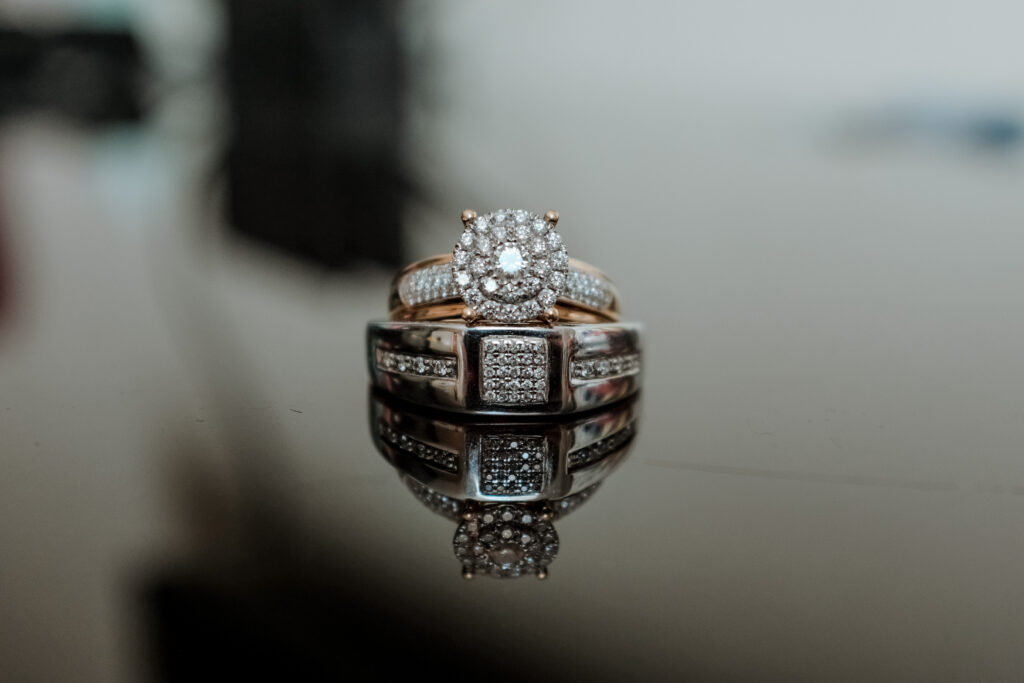 Hochzeitsring mit vielen Brillanten liegt auf einem Tisch