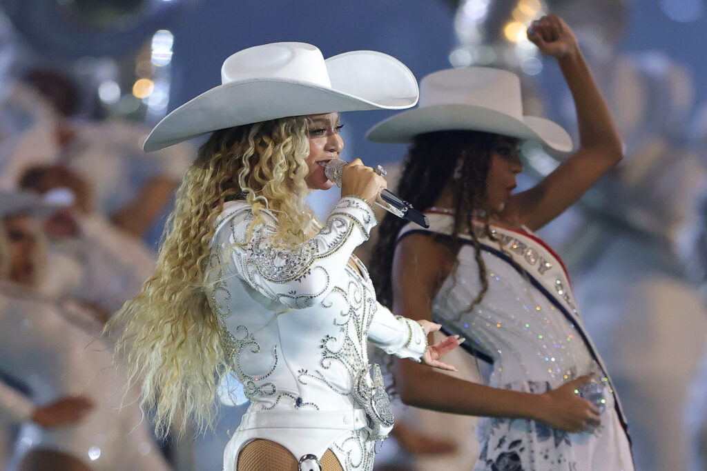 Beyonce steht auf Bühne und singt