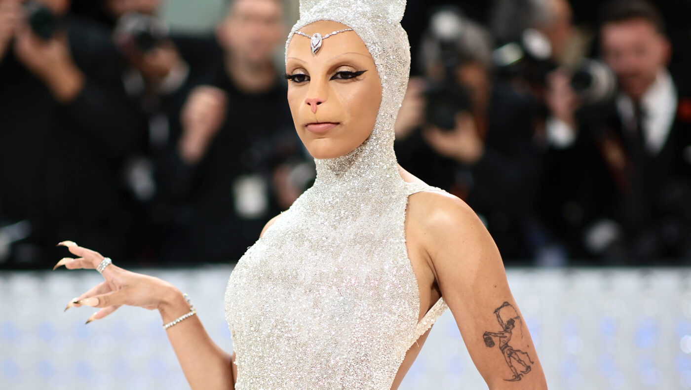Doja Cat mit weißem Katzenkostüm
