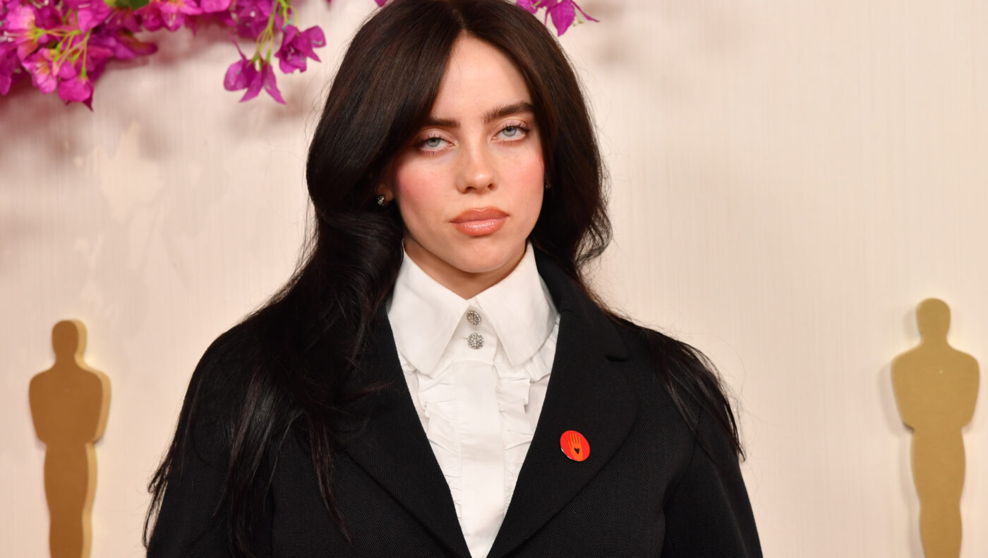 Billie Eilish blickt in die Kamera