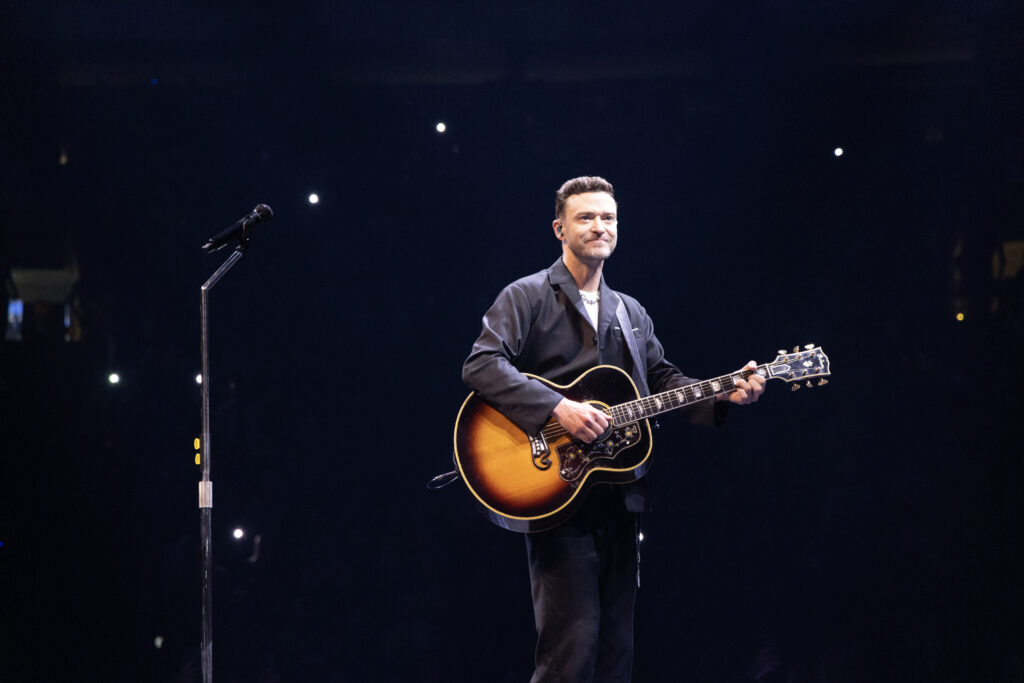 Justin Timberlake mit Gitarre auf der Bühne