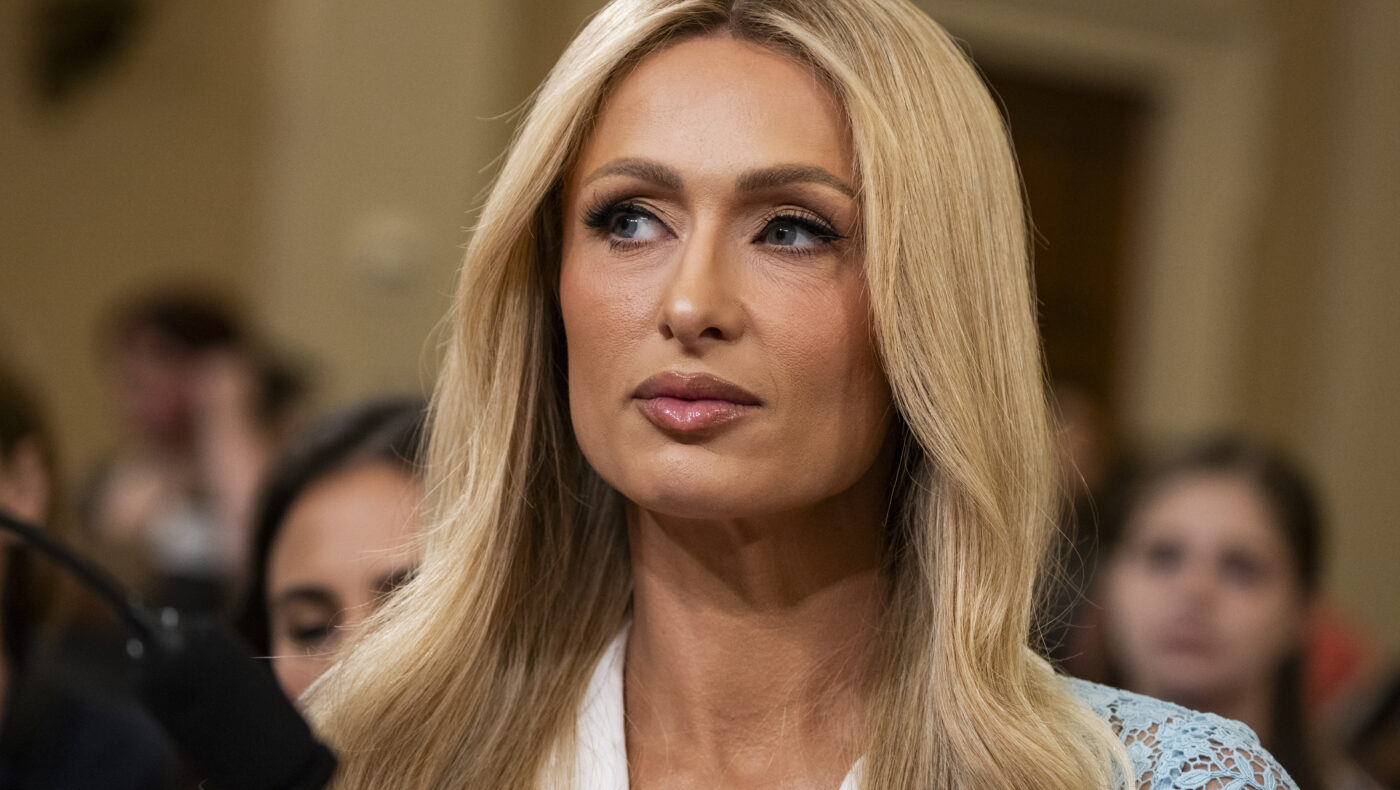 Paris Hilton mit langen blonden Haaren blickt zur Seite