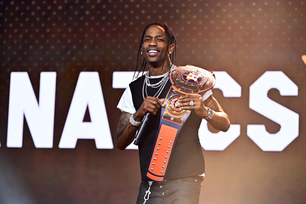Travis Scott mit einem Preis in der Hand