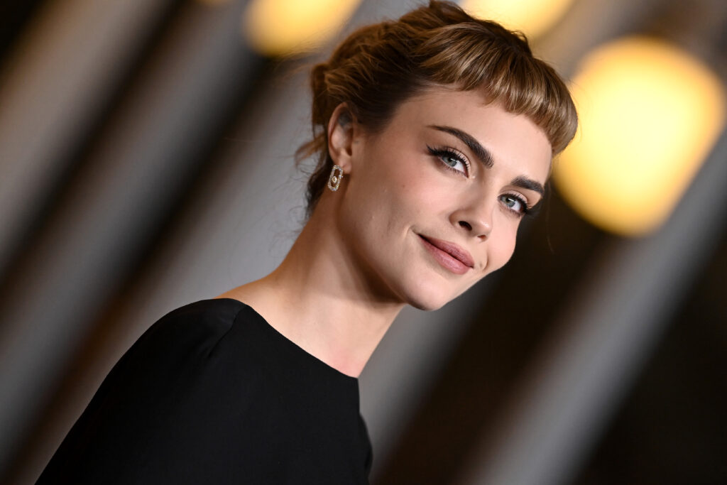 Cara Delevingne lächelt in die Kamera