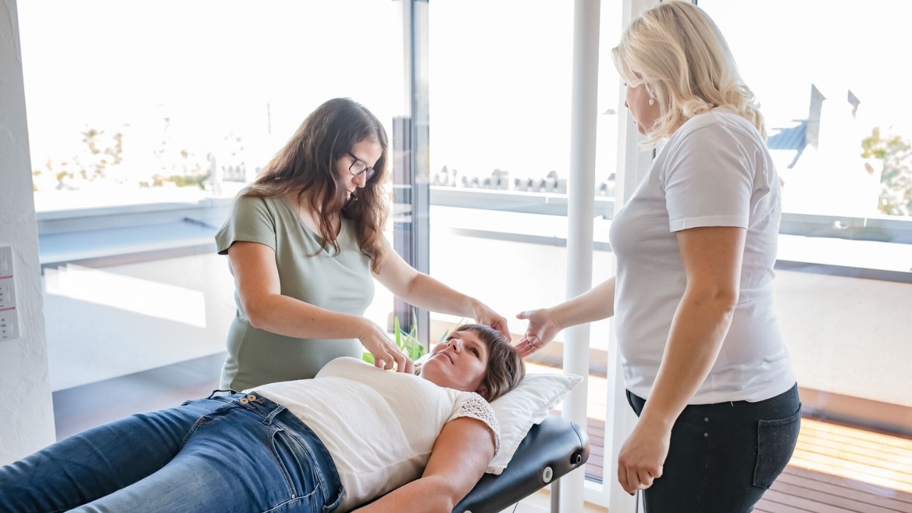Ganzheitliche Ausbildung in Kinesiologie, Humanenergetik & Cranio Sacral – berufsbegleitend, praxisnah & persönlich betreut: Die HOLFINITY Akademie bietet Lösungen bei Burnout, Erschöpfung, Sinnsuche & chronischen Beschwerden