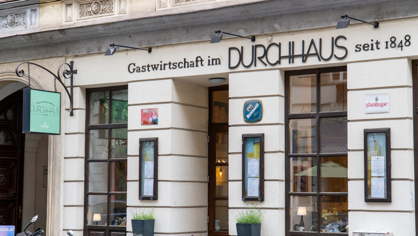 Traditionell-modern gedeckter Tisch in der Gastwirtschaft im Durchhaus – Wiener Küche für Geburtstagsfeiern, Firmenfeiern und Weihnachtsfeiern.