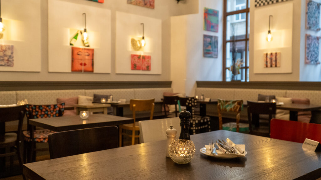 Traditionell-modern gedeckter Tisch in der Gastwirtschaft im Durchhaus – Wiener Küche für Geburtstagsfeiern, Firmenfeiern und Weihnachtsfeiern.