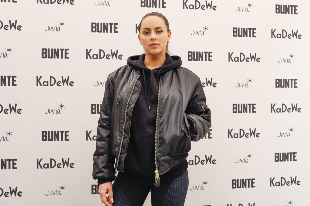 Kasia Lenhardt posiert