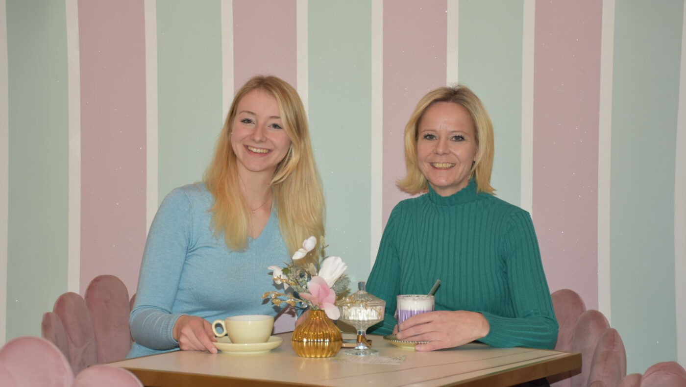 Café Les Fleurs in Althofen überrascht mit Ube Latte, Wiener Kaffeeröster Daniel Moser und einzigartigem Kaffeehaus-Stil.